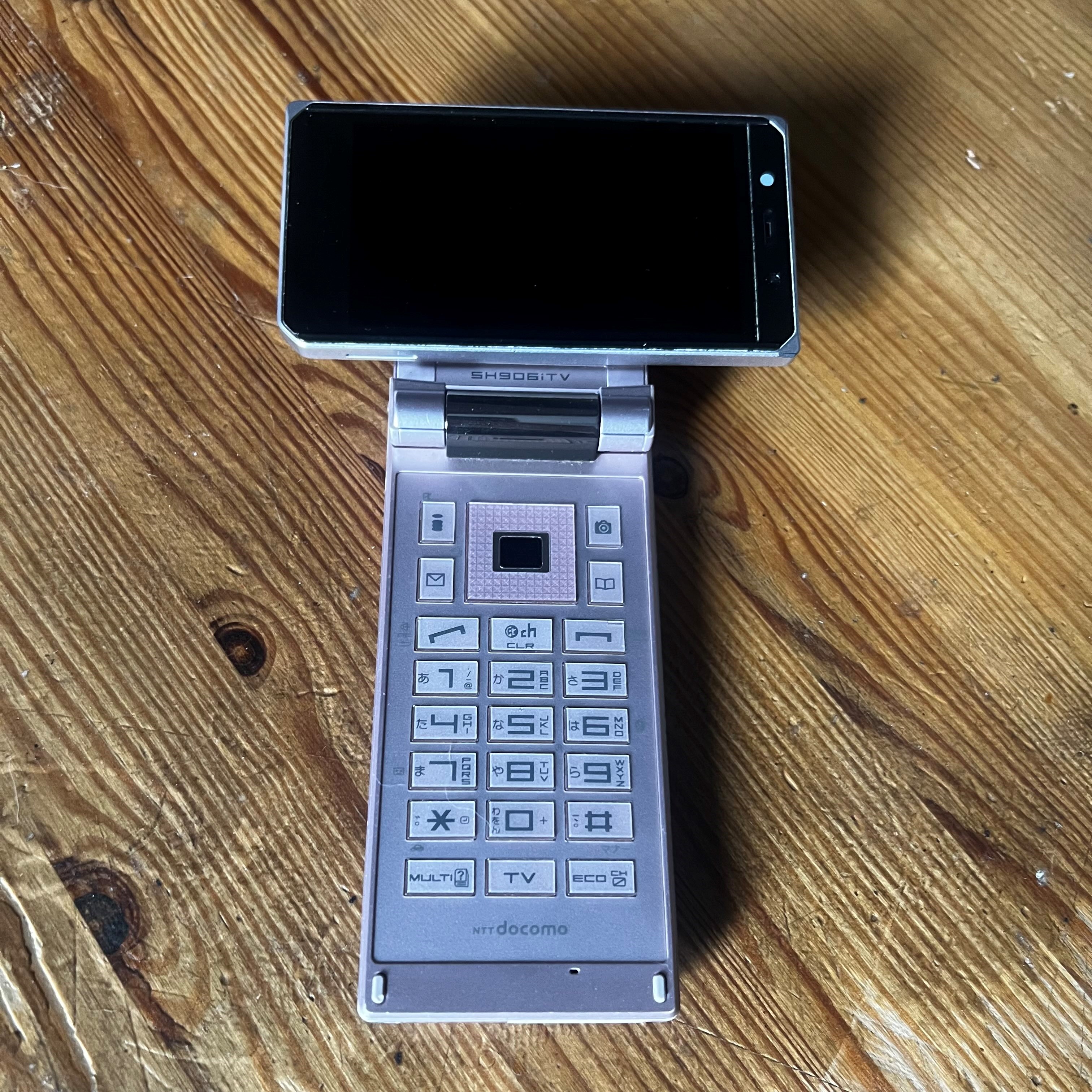 Sharp SH906iTV